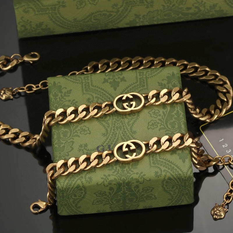 G*u*i necklaces